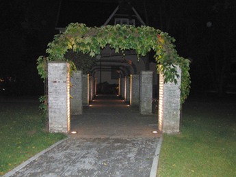 Beleuchteter S&auml;ulengang bei Nacht